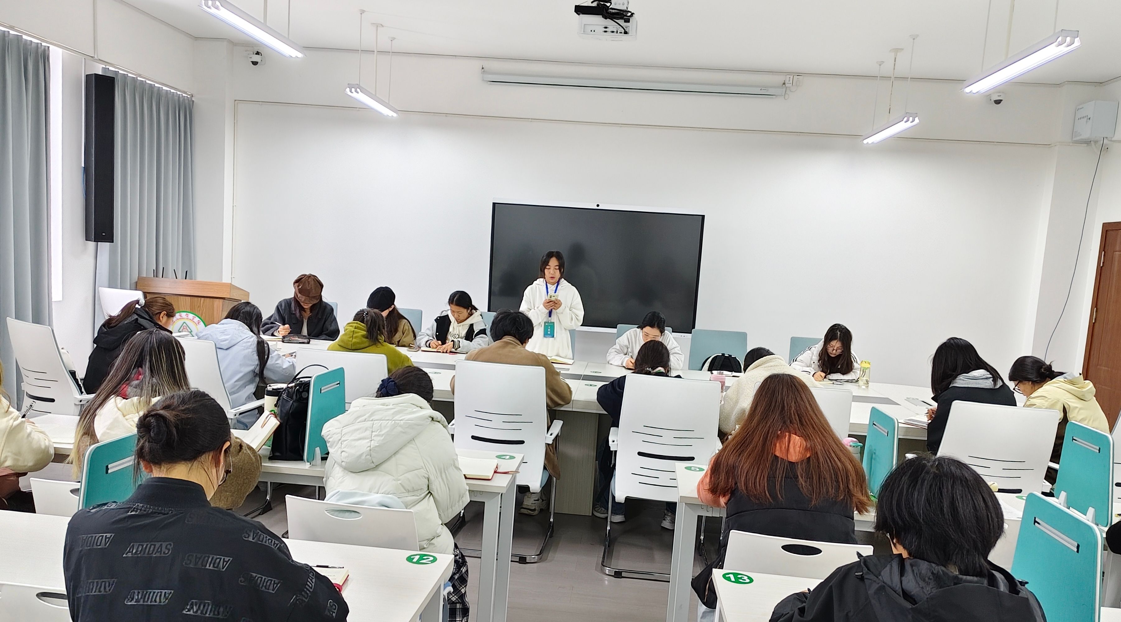 专题学习凝共识 深悟精神强信念｜熟女自慰党务助理团开展党的二十届四中全会精神专题学习